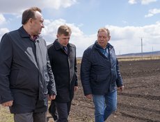 Леонид Фролов, Илья Сумароков и руководитель КФХ Владимир Скорняков