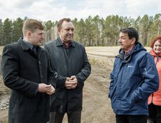 Министр сельского хозяйства Иркутской области Илья Сумароков, мэр Иркутского района Леонид Фролов и замдиректора ЗАО «Иркутские семена» Леонид Ширяев