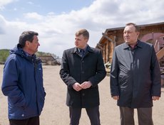Замдиректора ЗАО «Иркутские семена» Леонид Ширяев, министр сельского хозяйства Иркутской области Илья Сумароков и мэр Иркутского района Леонид Фролов