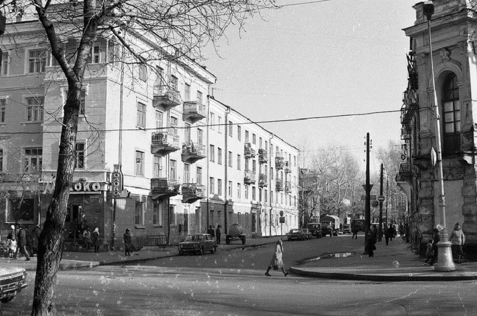 Перекресток улиц Чехова и Карла Маркса в 1981-1983 годах. Фото с сайта pastvu.com