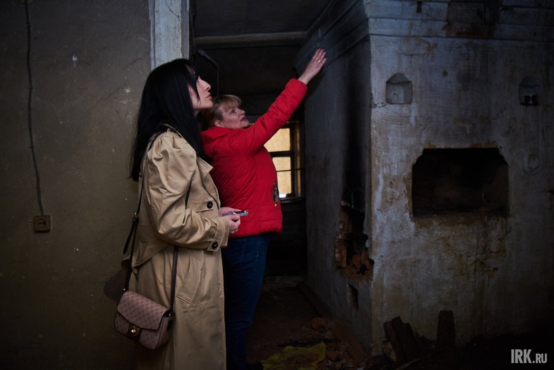 Анна показывает комнату, в которой произошло обрушение в 2016 году