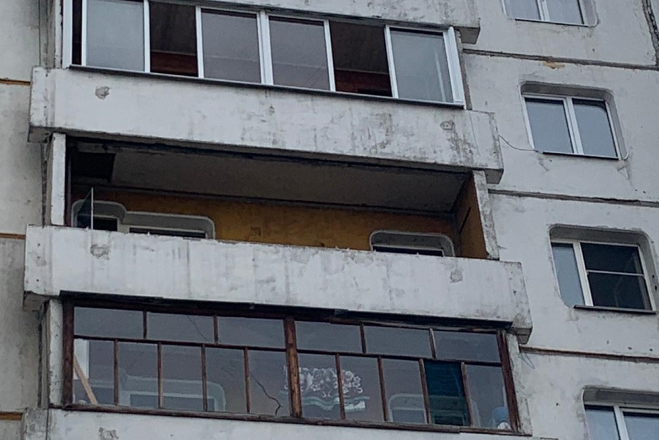 Жильцы дома по улице Красных Мадьяр, 78 соседствуют с женщиной, превратившей дом в свалку