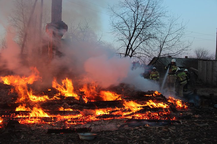 Пожар в поселке Дальний. Фото предоставлено пресс-службой ГУ МЧС России по Иркутской области
