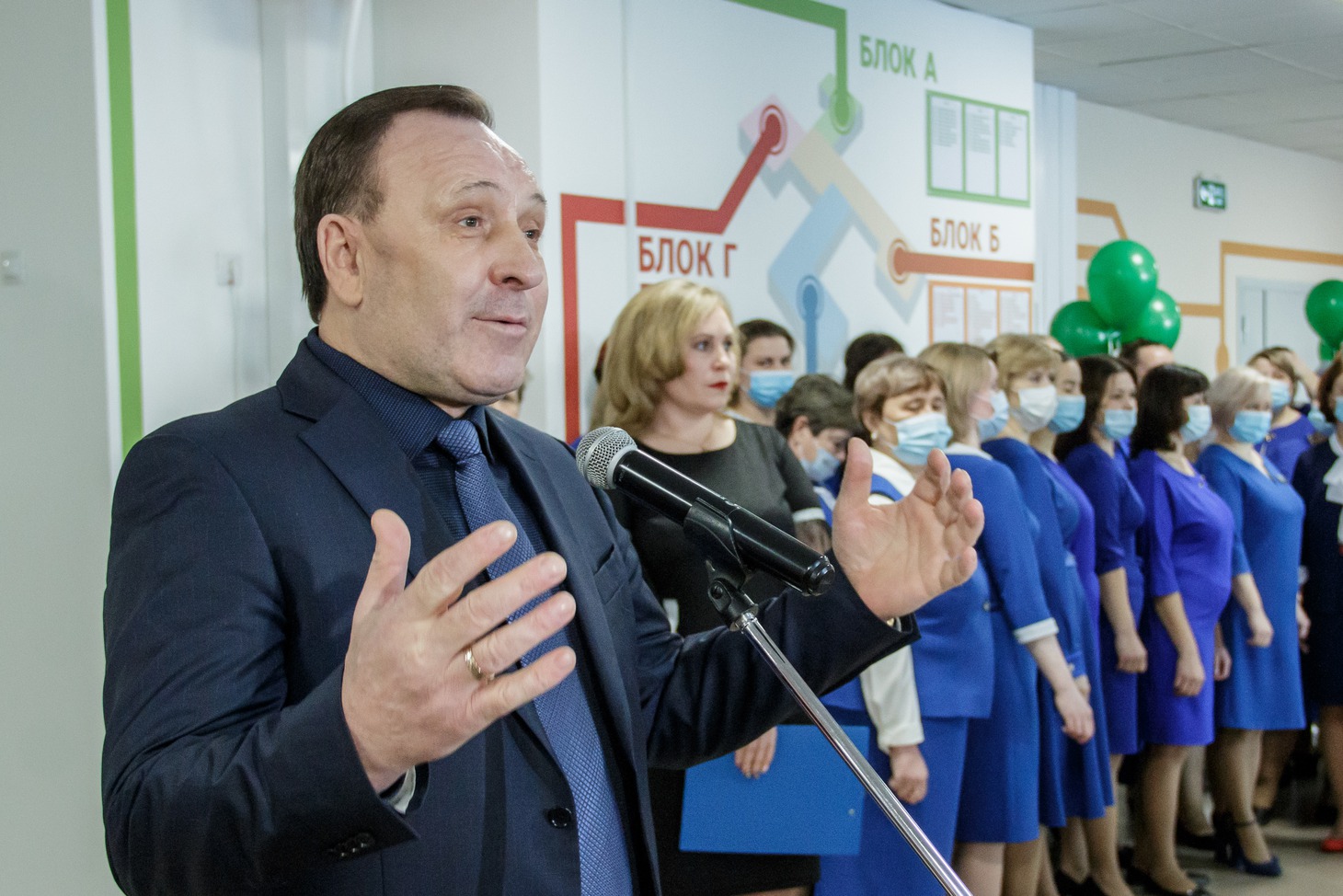 На открытии школы