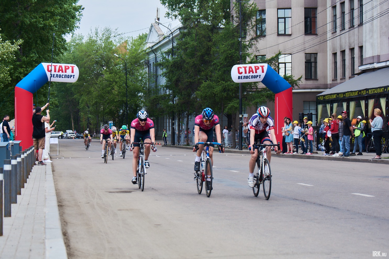 5 июня в 10:00 на бульваре Гагарина стартовала велогонка, посвященная Дню велолюбителя.