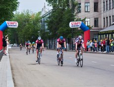 5 июня в 10:00 на бульваре Гагарина стартовала велогонка, посвященная Дню велолюбителя.