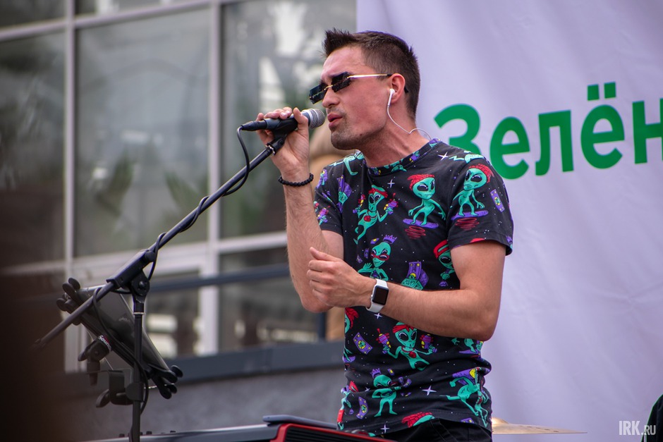 Завершился праздник музыкальным поздравлением от группы «Камчатка FM».