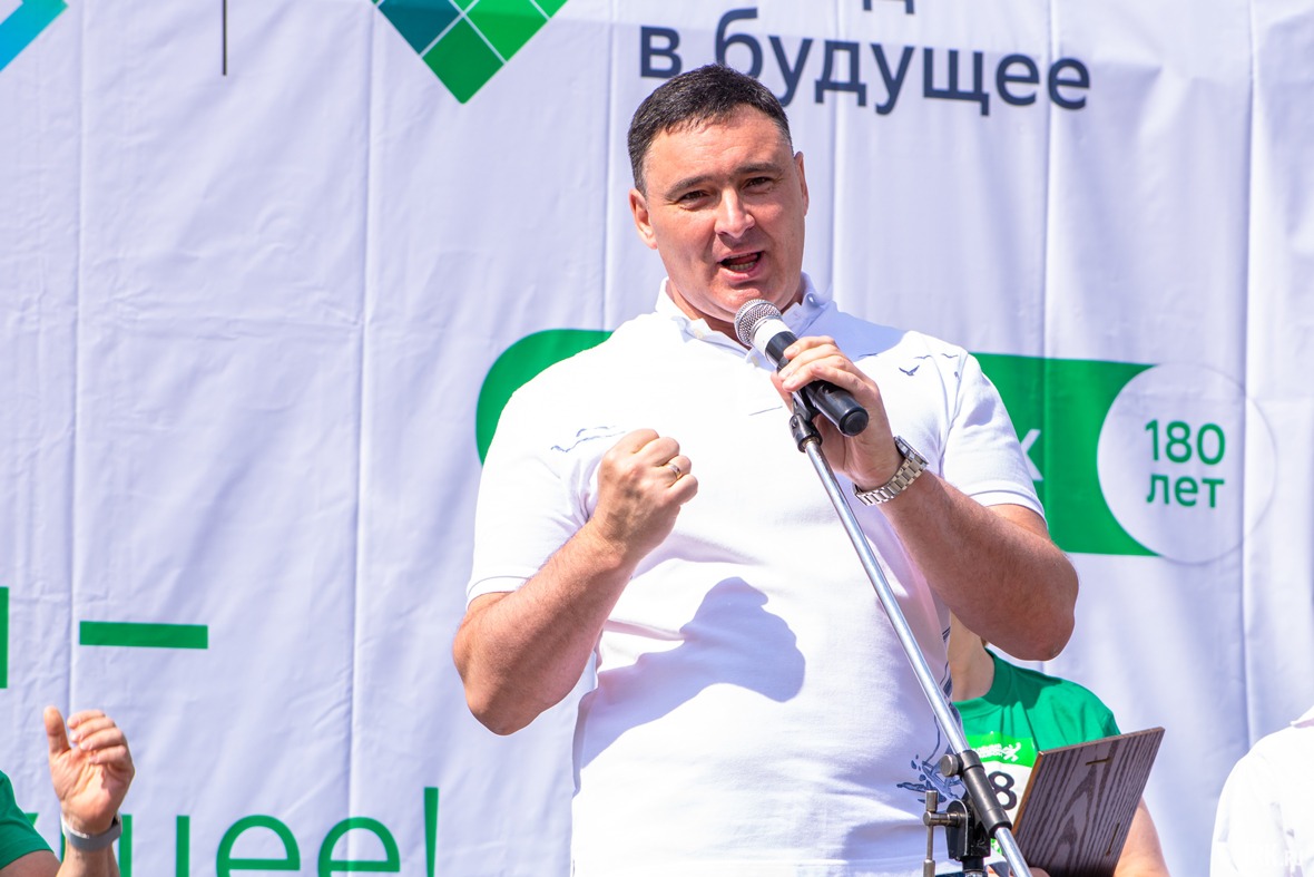 Участников поприветствовал мэр Иркутска Руслан Болотов: «Сбербанк традиционно много и разносторонне поддерживает Иркутск в развитии — начиная от финансовых инструментов и заканчивая   поддержкой проектов по благоустройству города».