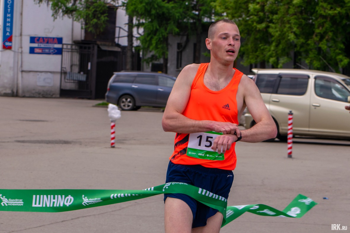Спустя почти 12 минут после старта определился победитель забега в абсолютном первенстве. Им стал 24-летний Александр Попов, только три месяца назад переехавший в Иркутск из Томска.