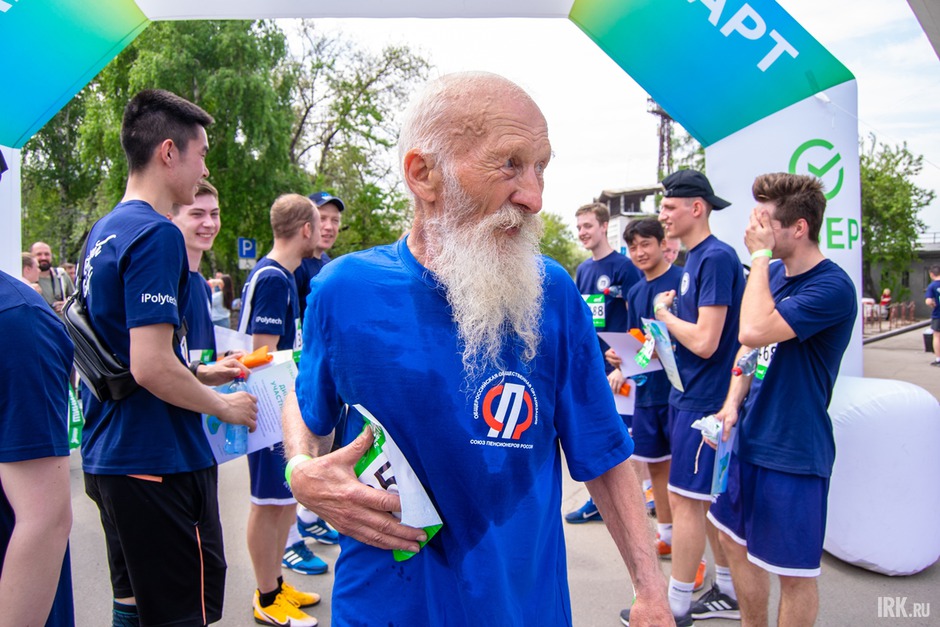 Самым возрастным участником марафона стал Борис Корнеев 1939 года рождения. Своим примером пожилой мужчина так вдохновил студентов, что на финише они выстроились в почётный коридор, чтобы пожать спортсмену руку и выразить своё уважение.