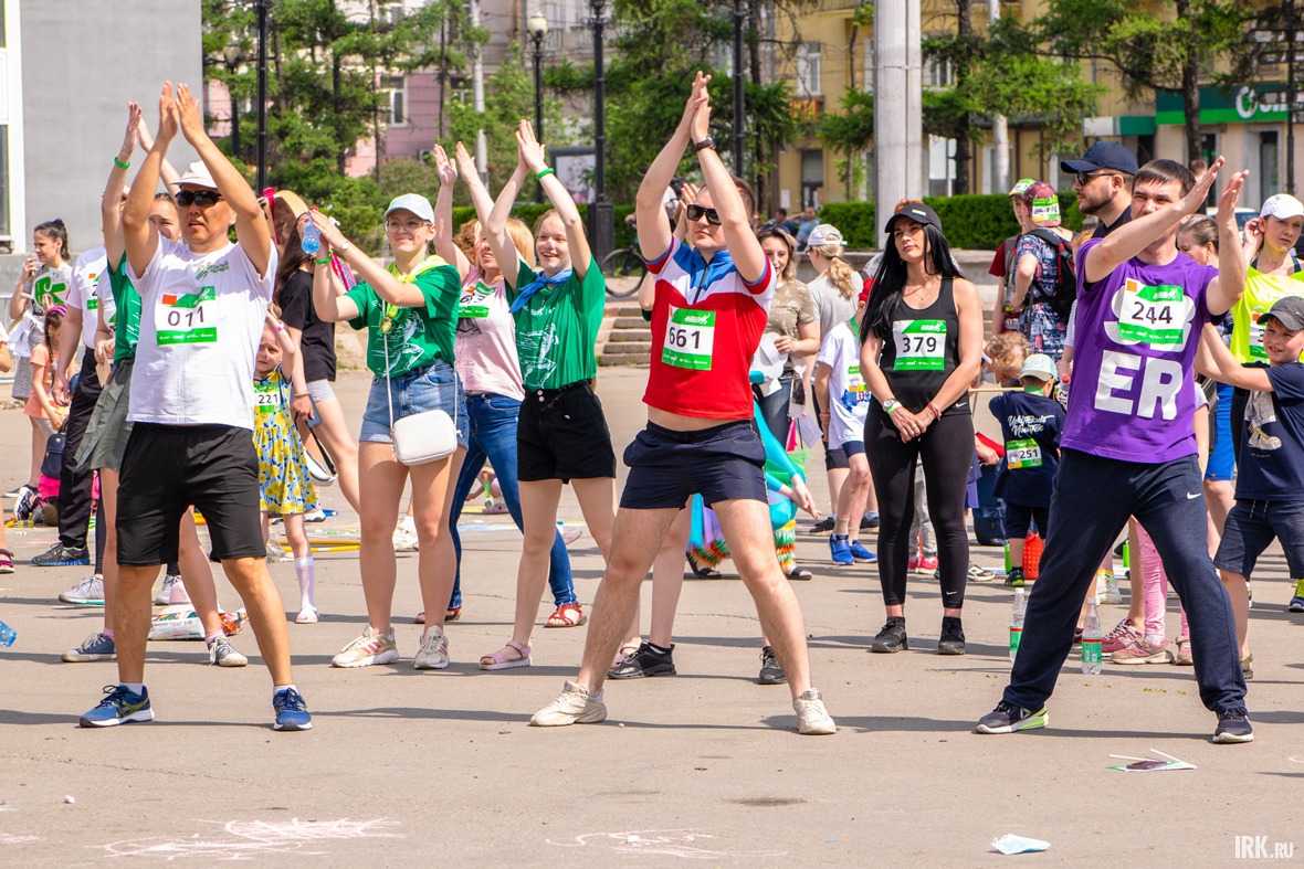Тем временем на площадке перед «Трудом» вовсю шла фитнес-разминка для участников основного забега.