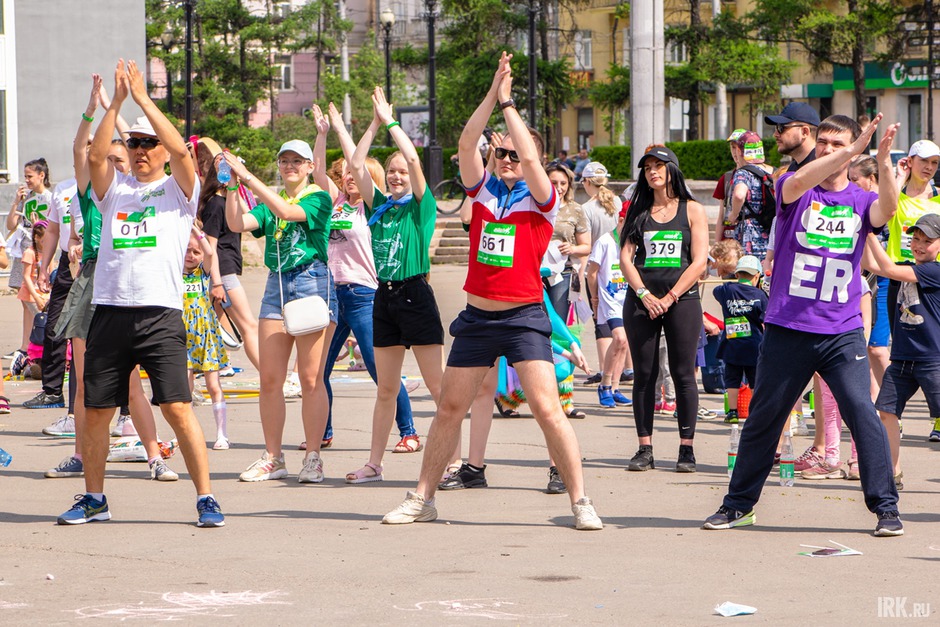 Тем временем на площадке перед «Трудом» вовсю шла фитнес-разминка для участников основного забега.