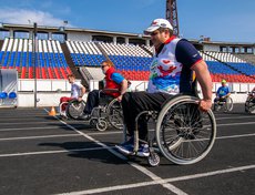 Спортсменами, открывшими Зелёный марафон, стали участники инклюзивного забега.