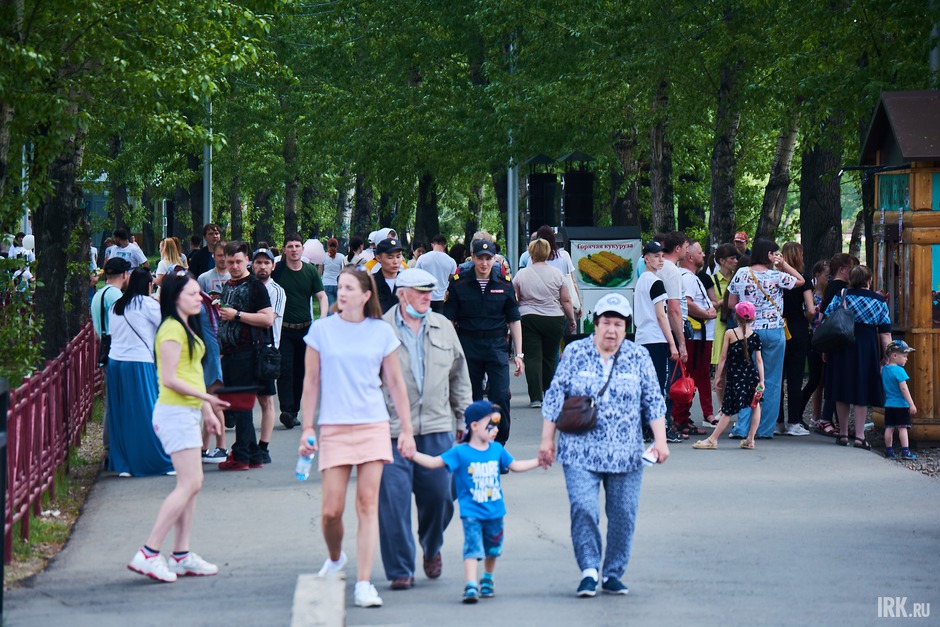 На Конном в этот день было людно.
