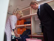Главврач Шелеховской районной больницы Оксана Вельм и руководитель энергетического бизнеса En+ Group Михаил Хардиков осмотрели комплектацию нового автомобиля.