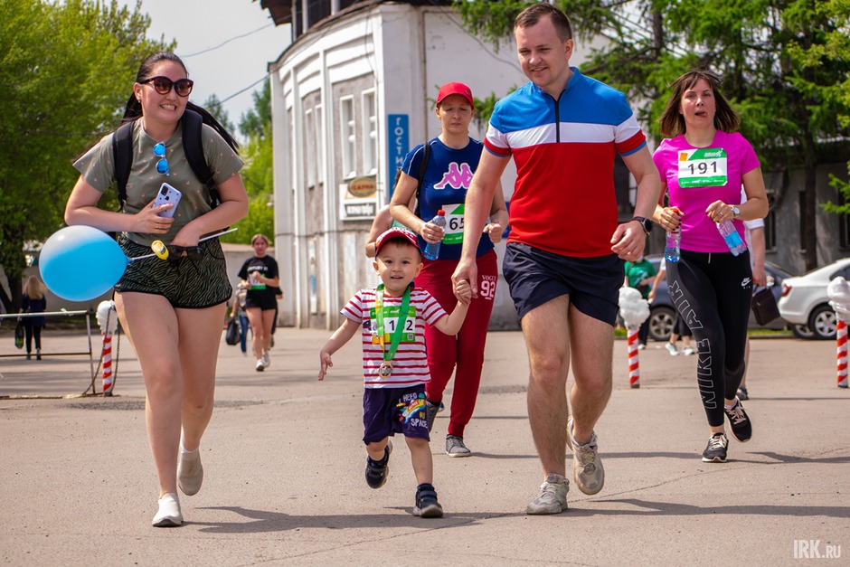 В число необычных участников попала и семья Кондаковых. Яркий финиш семьи из папы Александра, мамы Саялмы и трёхлетнего Егора впечатлил зрителей. Оба родителя работают в Сбербанке.