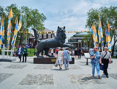 Площадку вокруг бабра украсили праздничными флагами.