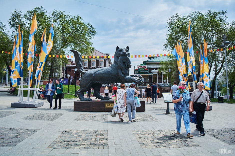 Площадку вокруг бабра украсили праздничными флагами.