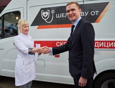 Михаил Хардиков передал ключи от автомобиля Оксане Вельм.