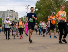 Участники бежали по соседним улицам и бульвару Гагарина, делали круг и возвращались к стартовой точке.