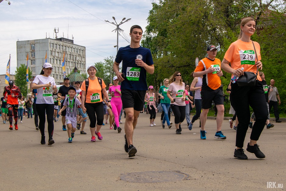 Участники бежали по соседним улицам и бульвару Гагарина, делали круг и возвращались к стартовой точке.