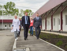 После осмотра автомобиля Оксана Вельм, Михаил Хардиков и Максим Модин обсудили работу Центра помощи и спасения Шелеховской районной больницы.