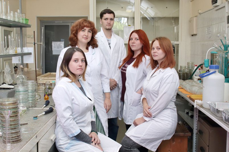 Молодые исследователи лаборатории в НИИ биологии ИГУ