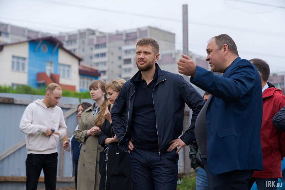 Председатель думы Иркутска Евгений Стекачёв с представителем подрядчика