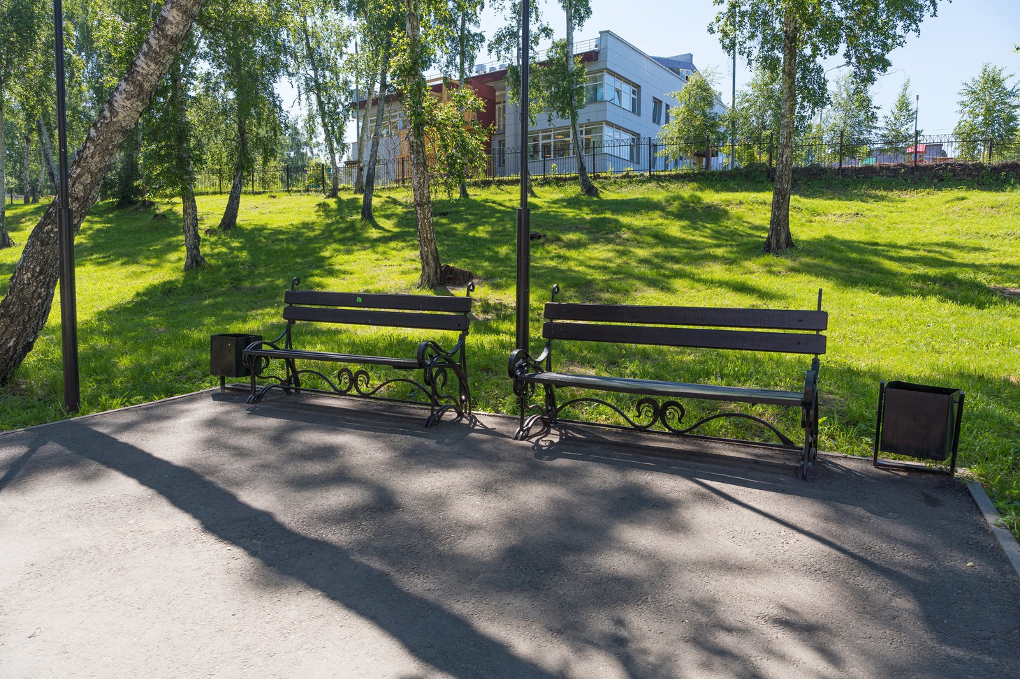 Поставили скамейки и урны, сделали освещение и заасфальтировали пешеходные дорожки
