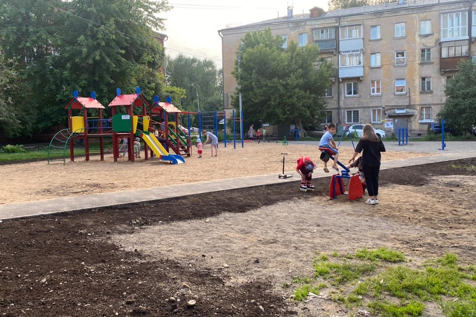 Во дворе на Декабрьских Событий, 103 установили современный детский комплекс с горками, качелями и тренажерами