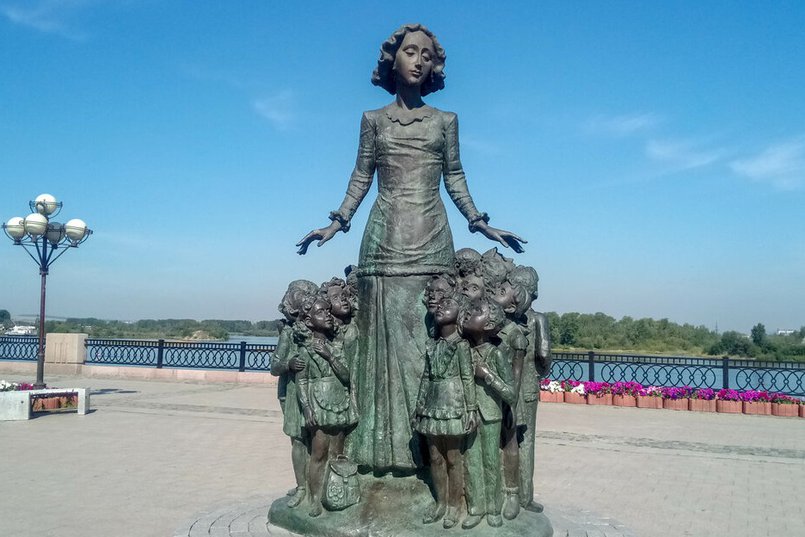 Памятник учительнице в Иркутске. Фото — tripadvisor.ru