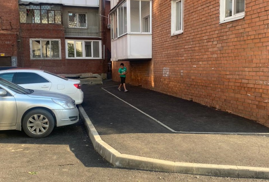 На придомовой территории положили новый асфальт