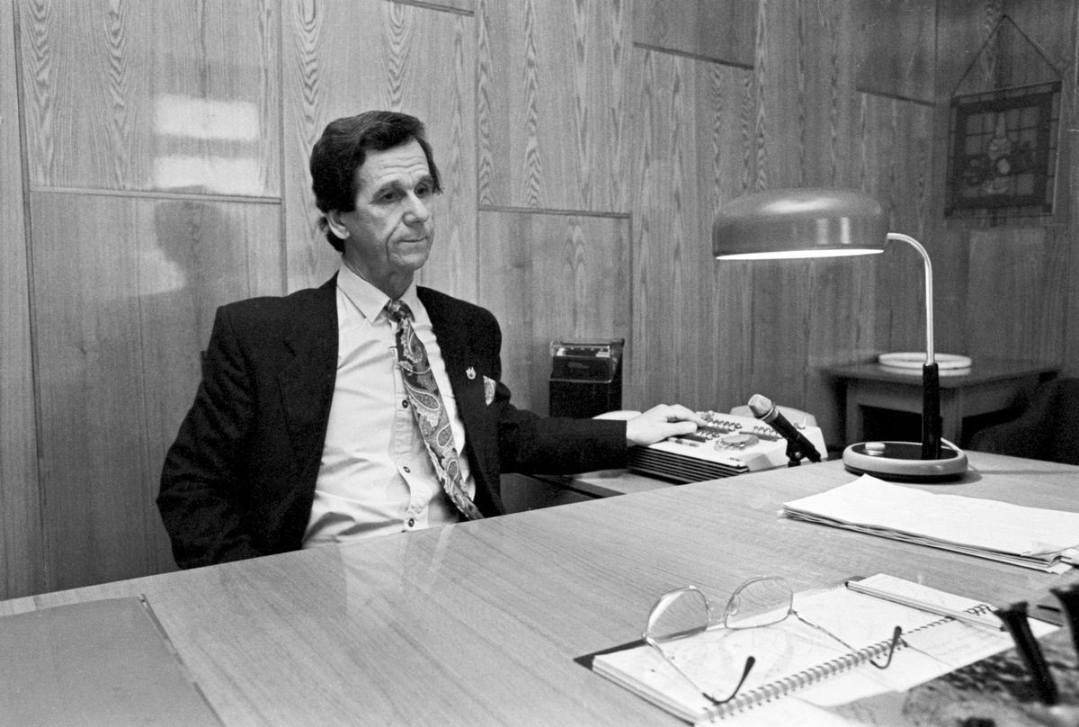 1993 год. Директор ликероводочного завода «Кедр» Вячеслав Пиманов, с которым связывают золотые годы работы предприятия