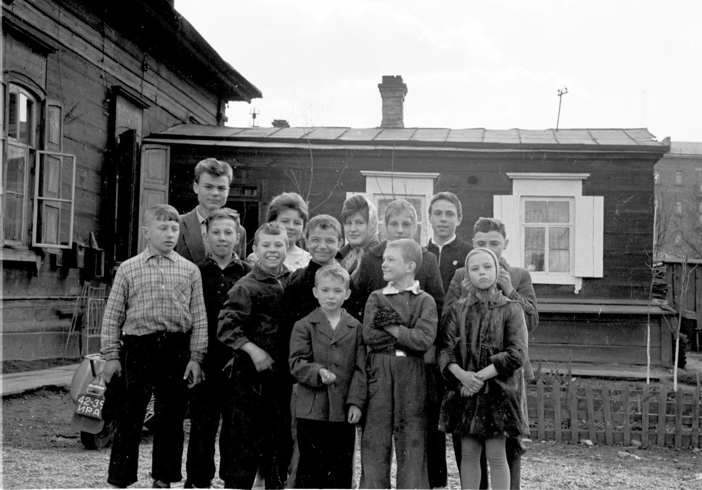 Ребята нашего двора Чкалова 29, когда и дома были деревянными
