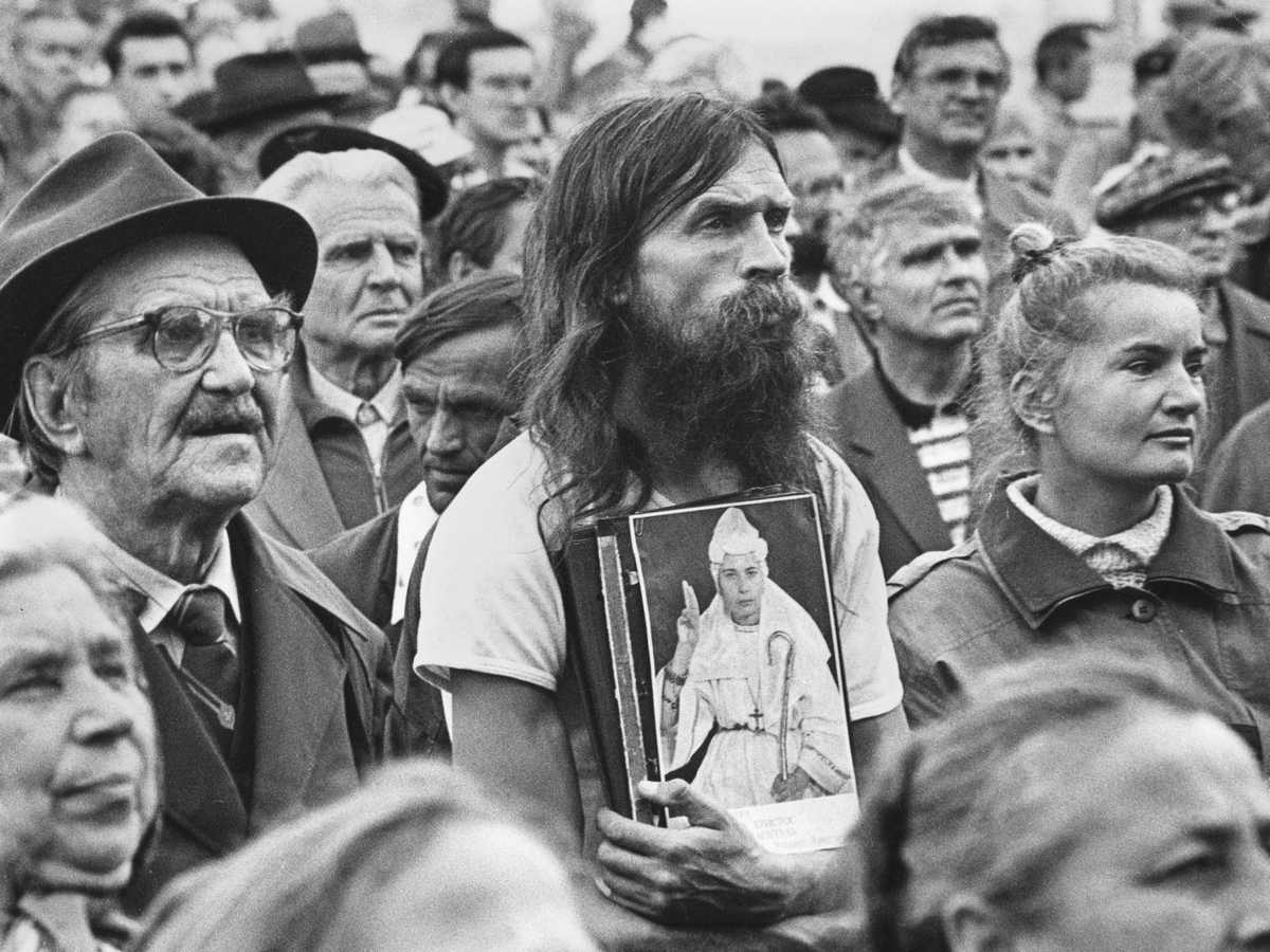 1993 год. Легенда Иркутска 1990-х — находящийся в вечном духовном поиске Георгий Ситников. В это время обретается в «Белом Братстве» Марии Дэви Христос, ожидает намеченного на осень конца света