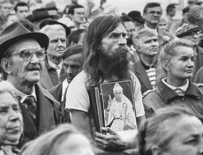 1993 год. Легенда Иркутска 1990-х — находящийся в вечном духовном поиске Георгий Ситников. В это время обретается в «Белом Братстве» Марии Дэви Христос, ожидает намеченного на осень конца света