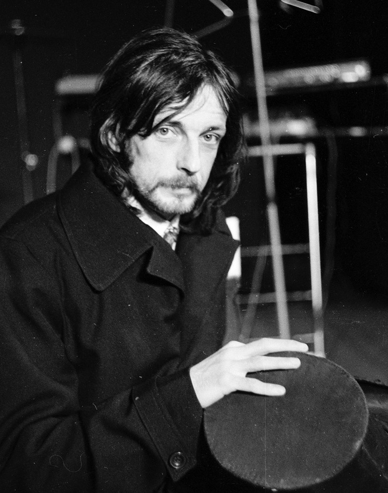 Владимир Соколов — основатель музыкальной группы «Пилигримы» в ТЮЗе. В дальнейшем им был создан «Театр Пилигримов»