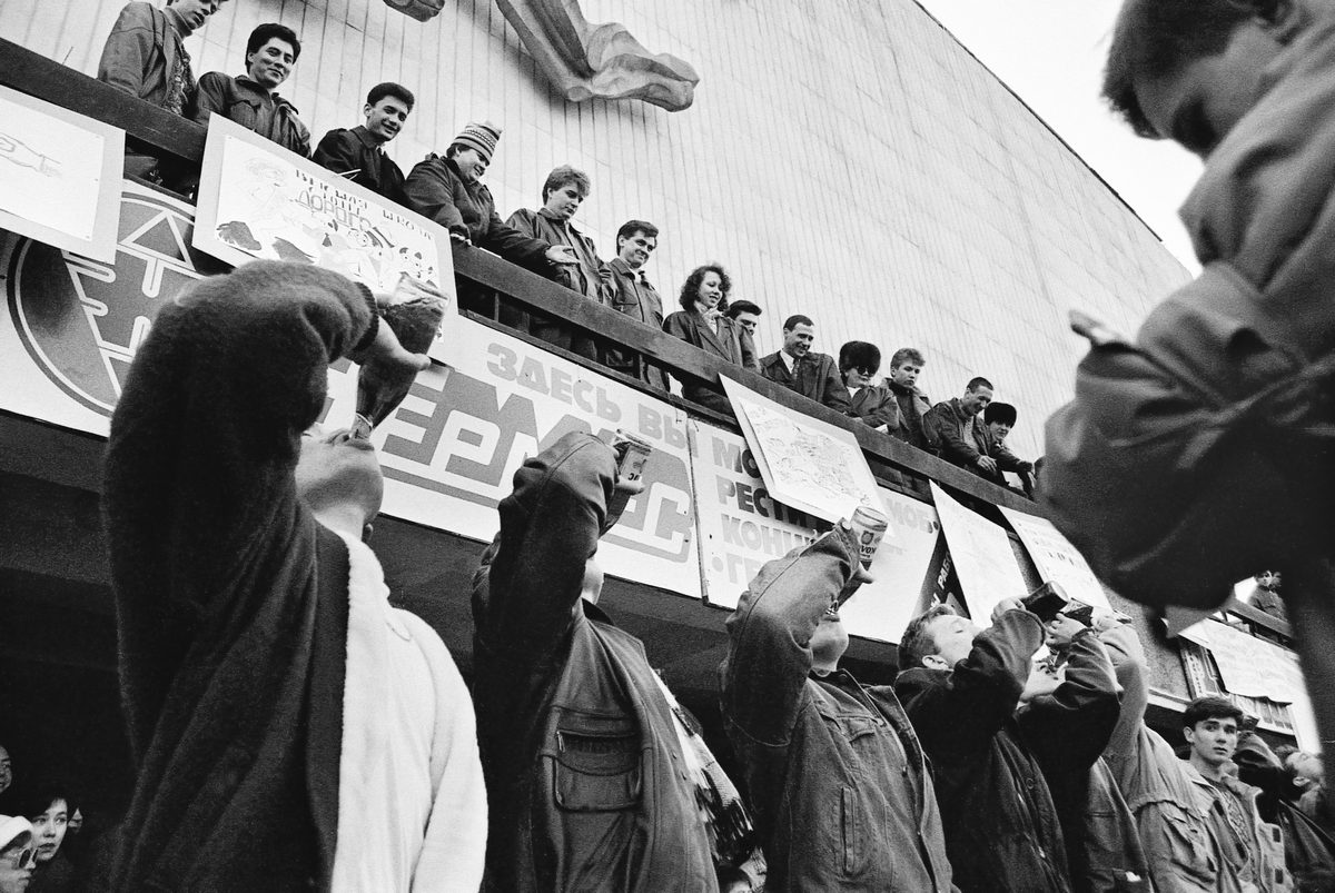 1994 год. «Посостязались между собой любители пива. Победителей тут же награждали копченой колбасой», — писала газета «Восточно-Сибирская правда» 12 апреля 1994 года в заметке «Митинг с пивом пополам»