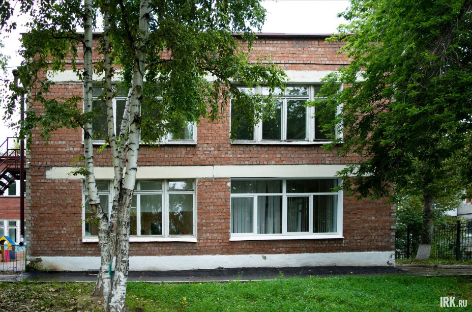 В детсаду №96 уже поставили несколько новых окон, оставшиеся планируется заменить после осенней корректировки бюджета.