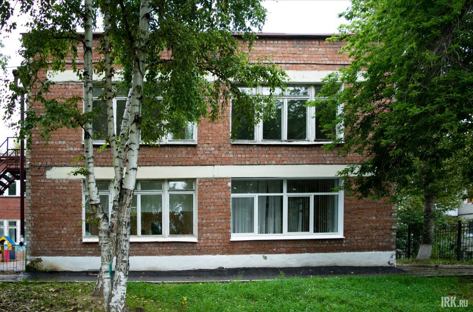 В детсаду №96 уже поставили несколько новых окон, оставшиеся планируется заменить после осенней корректировки бюджета.