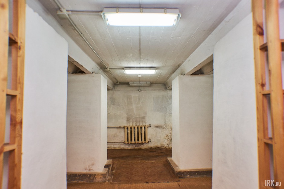 В погребах хранили продукты и вино, а когда в здании разместилась библиотека ИГУ, то в них организовали книгохранилище