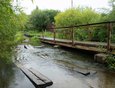 От недавнего подъёма воды пострадал пешеходный мост через ручей, связывающий улицу Аргунова с другими территориями.