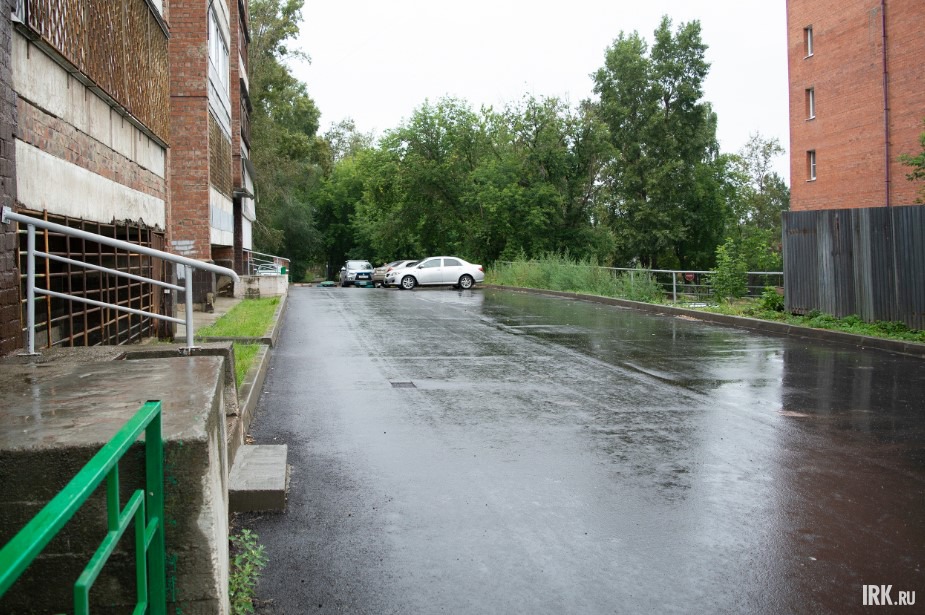 Здесь недавно отремонтировали двор в рамках проекта «Формирование комфортной городской среды».