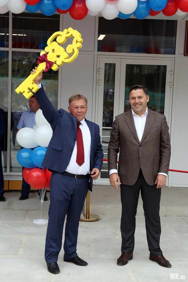 Алексей Ефимов, директор школы, и Виктор Ильичев, генеральный директор ЗАО "УК «ВостСибСтрой»