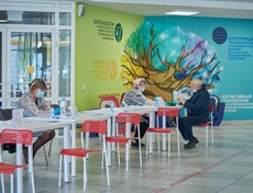 В просторном холле школы № 19 в Академгородке открылось два избирательных участка.