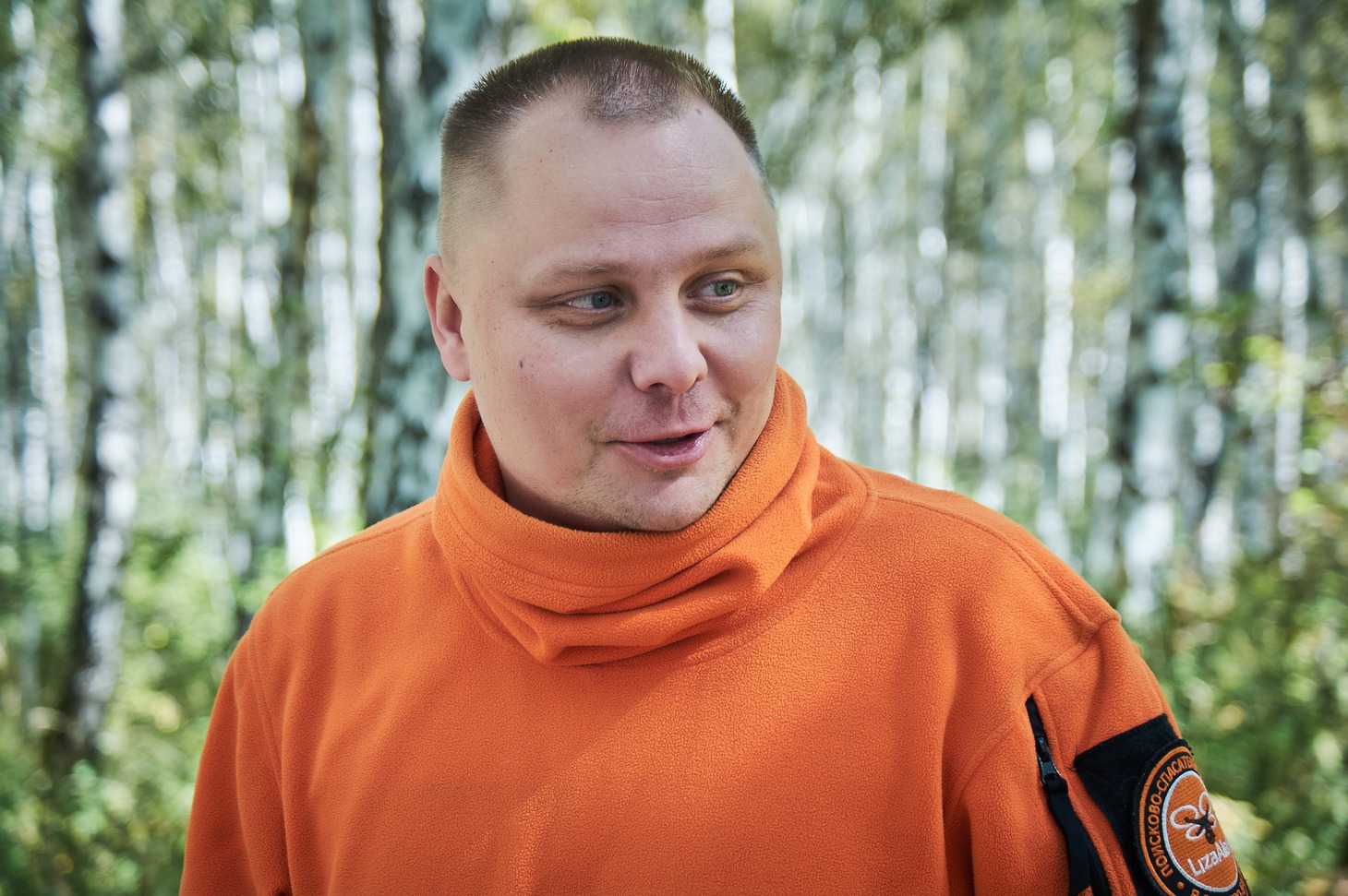 Егор Власов надел ярко-оранжевую толстовку — это основной цвет поискового отряда «Лиза Алерт»
