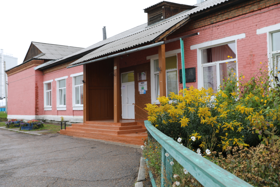 Начальная школа Хомутовской СОШ № 2 рассчитана на 190 детей, а учатся в ней 620 детей