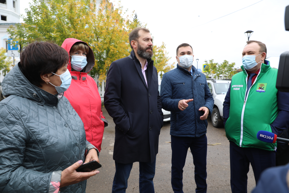 Александр Ведерников заявил, что при корректировке областного бюджета 2021 года Уриковская школа должна быть включена в реестр на получение дополнительного субсидирования