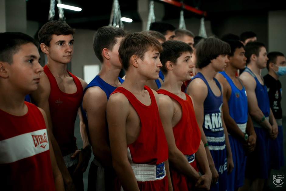 Зал оснащен боксерским рингом, октагоном, борцовской зоной и зоной кроссфита.