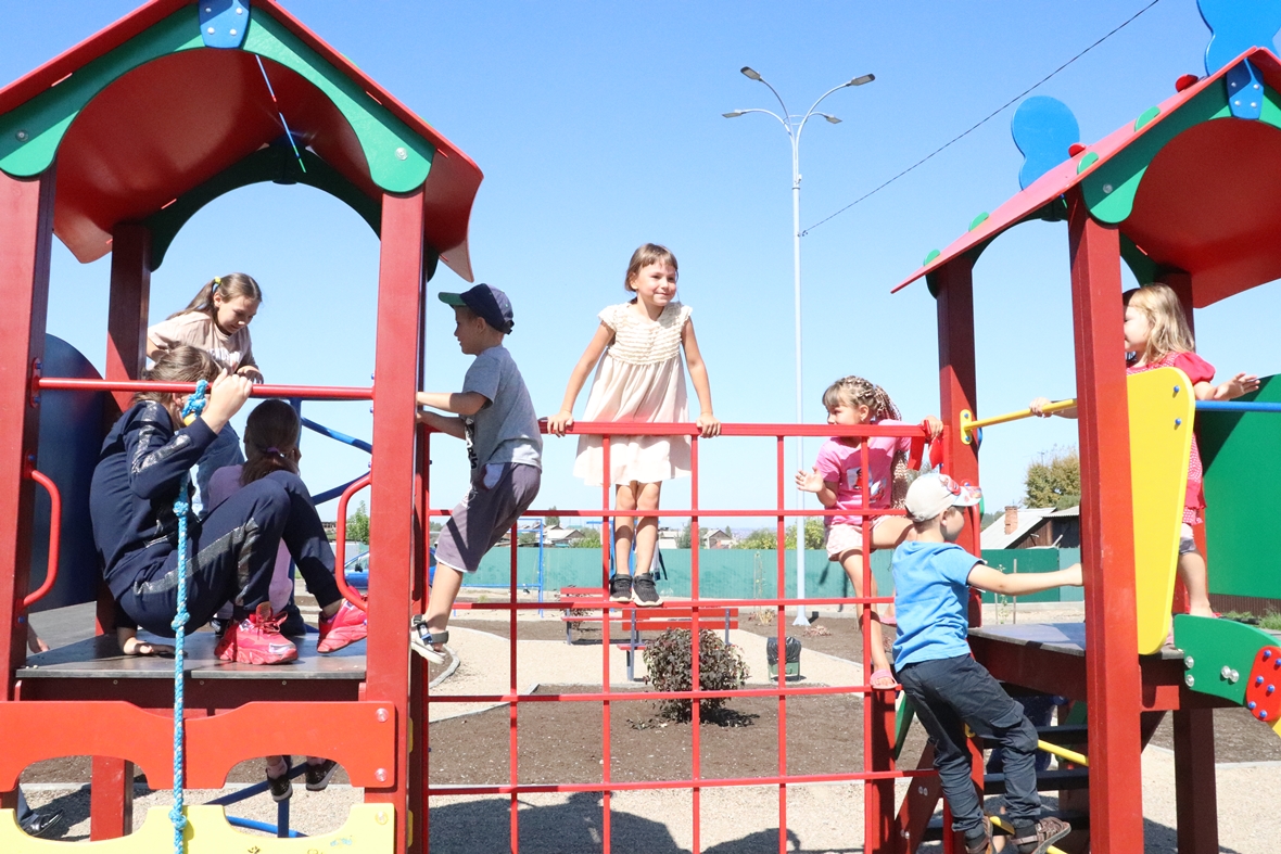 Самая большая площадка в Карлуке радует ребятишек.